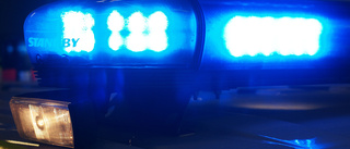 Taxi och moped i krock i centrala Nyköping – två personer fördes till sjukhus