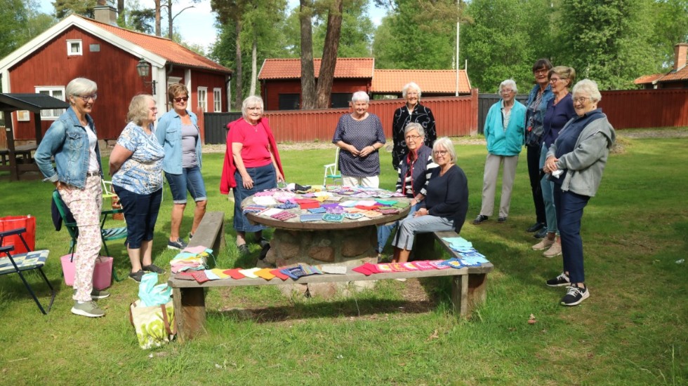 Ett dussintal damer från SPF möttes upp i Gästgivarhagen nyligen för en studiecirkel som ska resultera i ett lapptäcke.