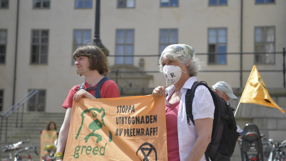 Demonstration vid Mark- och miljööverdomstolen i Stockholm, som under måndagen gav bifall åt Preems ansökan om att utöka verksamheten vid raffinaderiet utanför Lysekil.