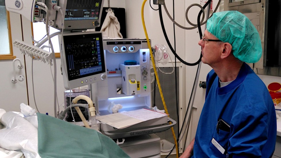 I aktion på Nordiskt centrum för kirurgi på Ekoxen. Genom att följa den nedsövda patientens (ansiktet här täckt med grön duk) värden på monitorn har anestesör Gårdelöf full koll på läget.