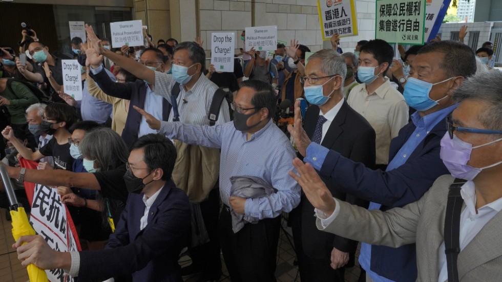Många Hongkong-bor protesterar mot behandlingen av den facklige aktivisten ​Lee Cheuk-Yan.