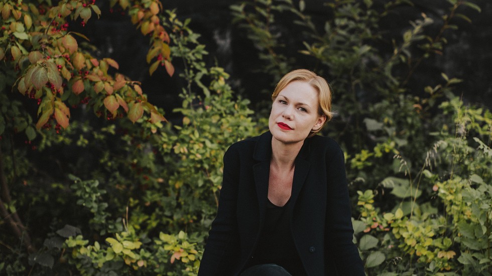 Hanna Nordenhök är poet, författare, kritiker och sedan 2018 även konstnärlig doktor i litterär gestaltning. Hon debuterade med diktsamlingen "Hiatus" (2007) och gav senast ut romanen "Asparna" (2017).