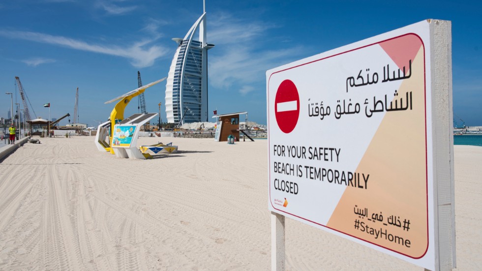 I vanliga fall flockas turister till stranden vid Dubais kända Burj Khalifa, men sedan Förenade arabemiraten införde strikta coronarestriktioner flockas mest måsar där. Arkivbild.