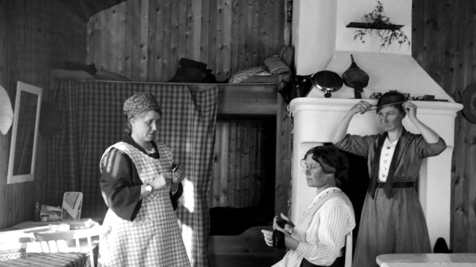 På bilden från Storstugan på Småskär från 1925 syns från vänster Hilda Burman f Bucht (1874-1959) gift med 
 Atle Burman, Frida Thurfjell f Bergström (1872-1953) gift med Vilhelm Thurfjell, och Anna Bergström (1874-1953) i den s k Storstugan på Småskär. Den förstnämnda var kusin till de två sistnämnda, som var systrar.