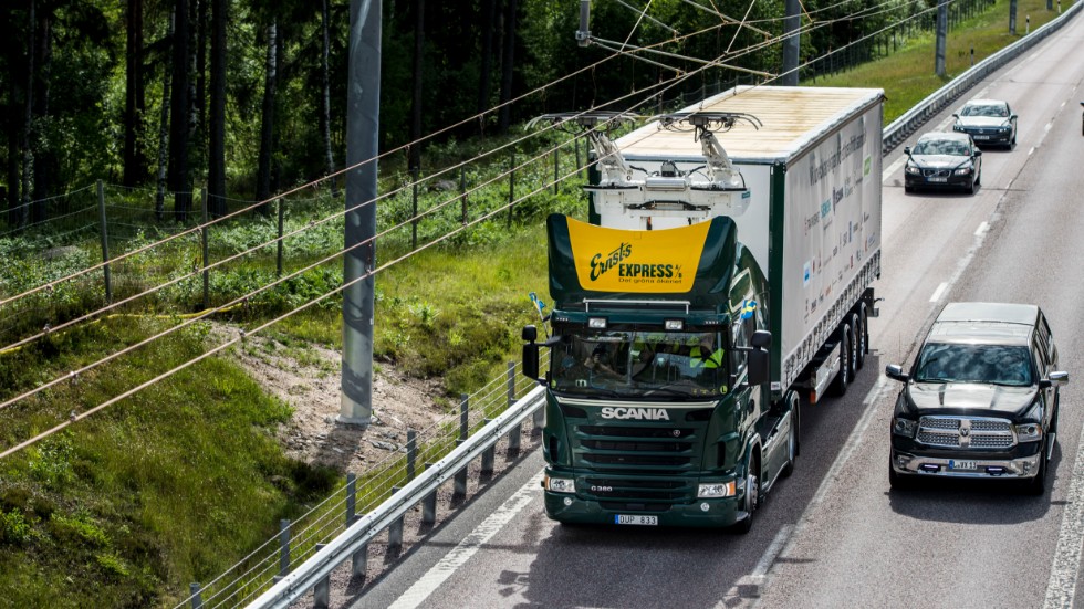 Elledningar till de större europavägarna för laddstolpar och mobil laddning för tunga lastbilar är en av flera investeringar som för minskade utsläpp och snabb återstart av ekonomin, skriver Svante Axelsson, Fossilfritt Sverige.