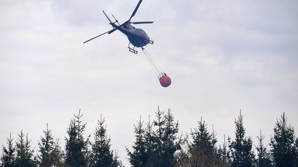 En av skogsbränderna i närheten av Gävle ska också vattenbombas av två helikoptrar. Arkivbild.