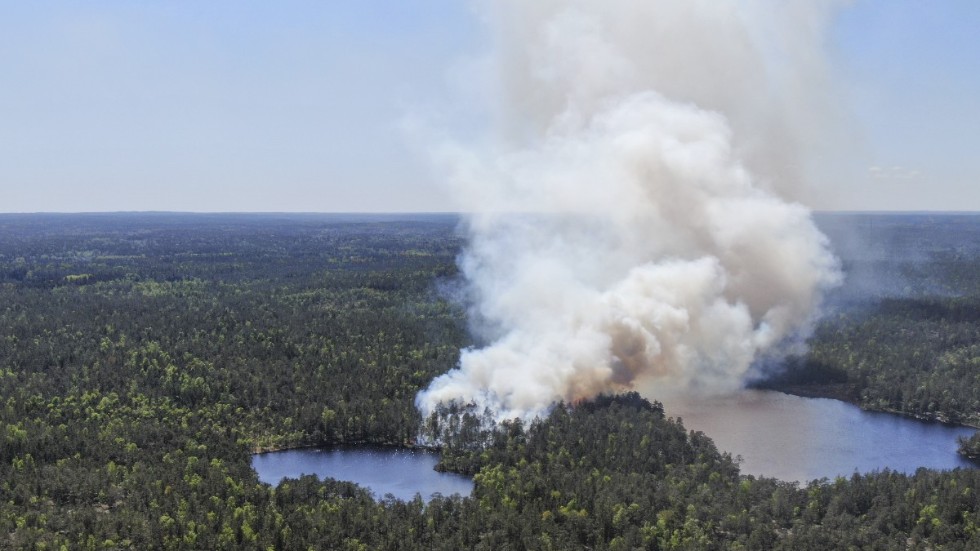 Skogbranden som rasar i Svartsjöns och Paradisets naturreservat i Haninge och Huddinge kommun, söder om Stockholm, uppges vara under kontroll. Men det brinner fortfarande. Bilden är från söndagen.
