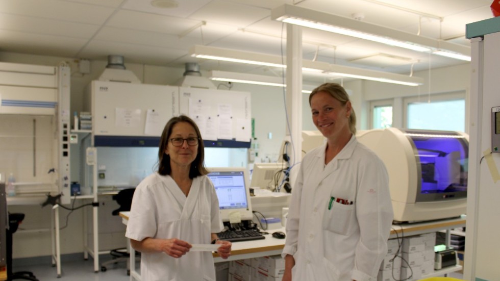 Alla mikrobiologiska labb har möte med Folkhälsomyndigheten en gång i veckan. "Vi hjälps åt att utvecklas tillsammans och det tycker jag har varit jättebra." säger Liselott Sjöholm (till vänster), här tillsammans med Helena Larsson. 
