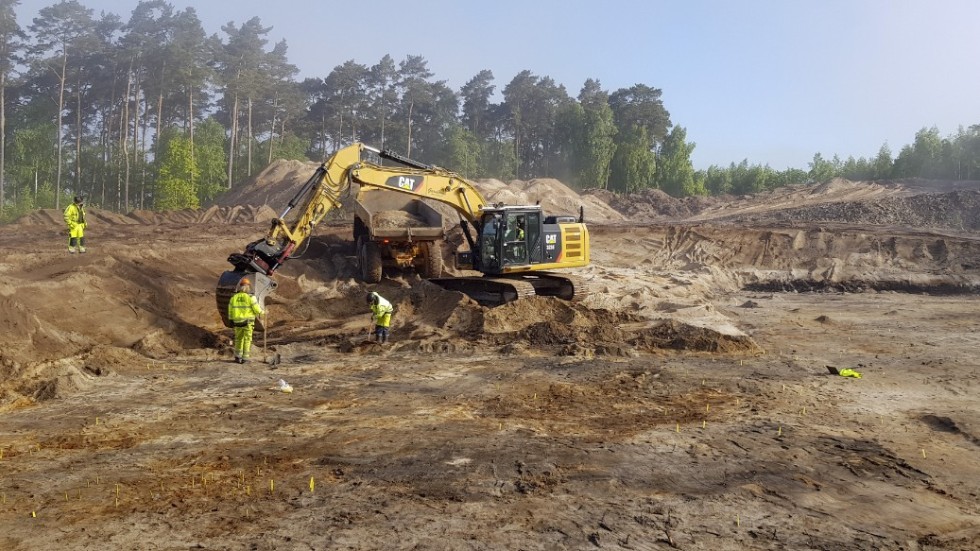 Här, i Ljungaviken i Sölvesborg, har lämningar efter stenåldersjägare hittats. De har legat under ett lock av lera. "Nu har vi lyft bort locket", säger Carl Persson, arkeolog och projektledare.