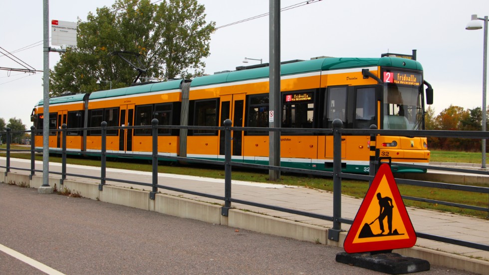 Insändarskribenten önskar att spårvagnshållplatserna rustas upp för att bli mer tillgängliga.