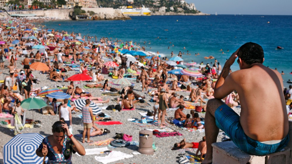 Stranden i Nice på franska rivieran kommer inte att vara packad med solbadare i sommar. Arkivbild.