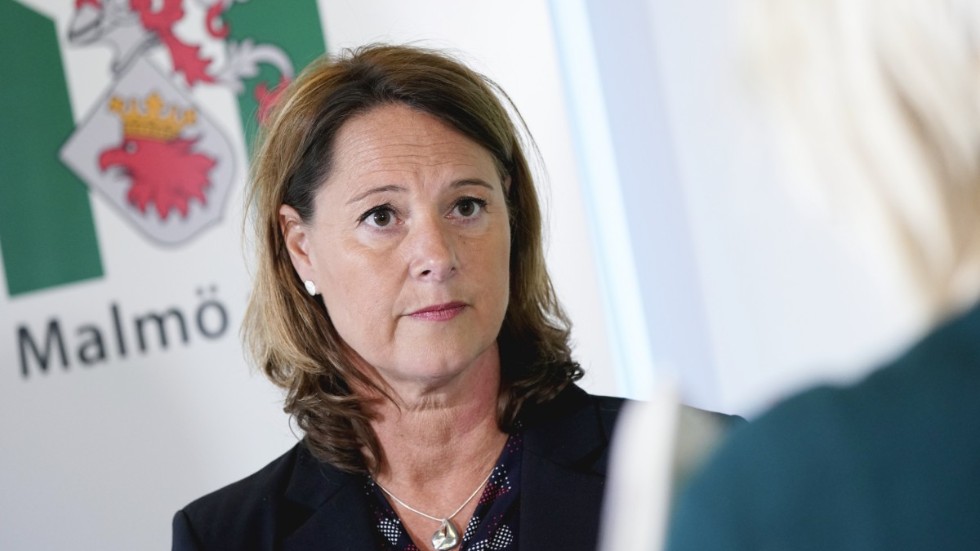 Gisela Öst, förvaltningsdirektör på hälsa- vård- och omsorgsförvaltningen, under Malmö stads pressträff i Stadshuset.