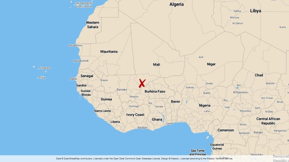 Minst tolv personer har dödats i attacker mot byar i centrala Mali. Ytterligare sex personer uppger vara saknade.