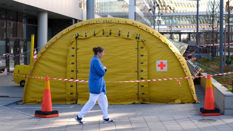 Intensivvårdsakuten vid Karolinska sjukhuset i Solna. För att möta efterfrågan på vård har sjukhuset satt upp ett stort tält utanför entrén. Arkivbild.