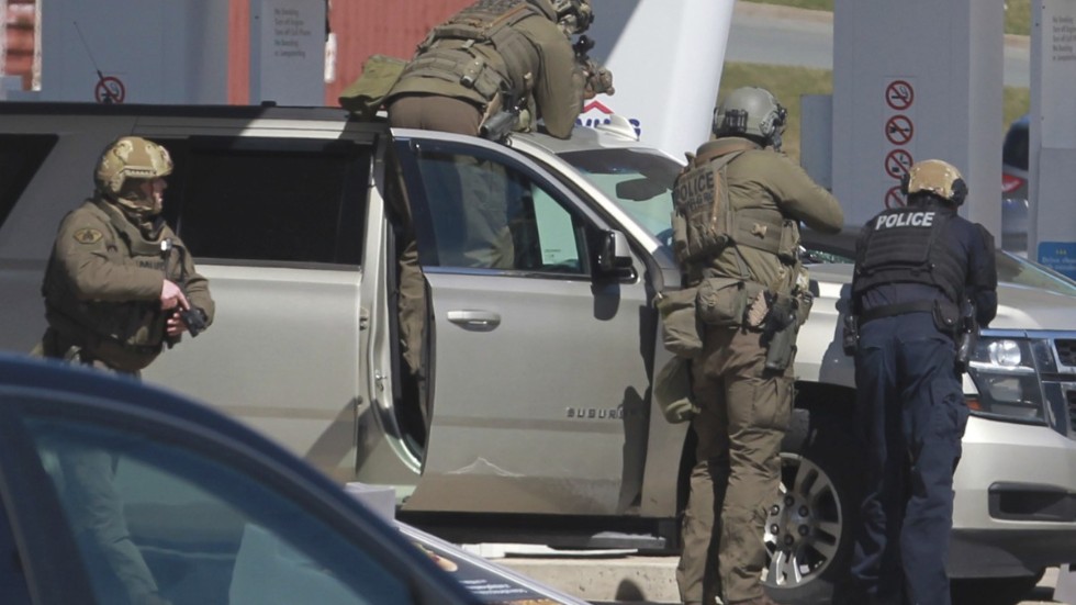Minst 13 personer dödades av en beväpnad gärningsman under en tolv timmar lång vansinnesförd i Nova Scotia i östra Kanada.