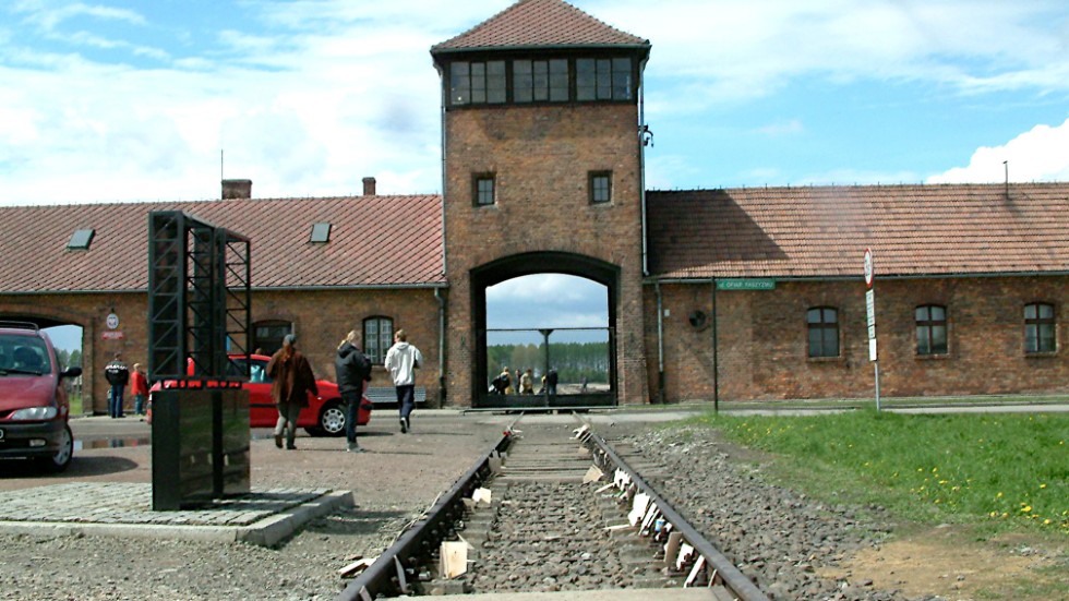 Att göra studiebesök på Auschwitz II Birkenau är ett sätt som skolor använder för att undervisa ungdomar om Förintelsen.