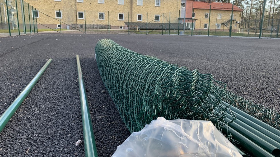 Arbetet med tennisbanan i Mörlunda har pausats. Kommunen ändrar inriktning - igen. Nu ska det bli en multiarena trots allt.
