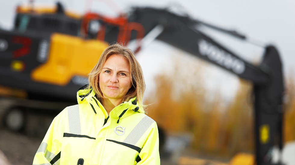 Anne Bast, kommunikationschef på Volvo CE i Eskilstuna, konstaterar en avmattning i efterfrågan men ser ändå en stabil marknad för anläggningsmaskiner.