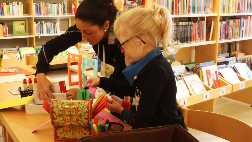 Fritidslärare Anna Thörnqvist hängde med Ellie Ehrendahl och de andra barnen på förskolan Ugglan till biblioteket, där litteraturfestivalen är i full gång.
