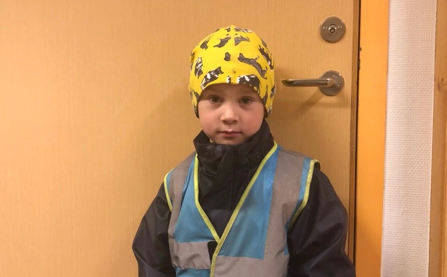 Axel som är fem år gammal tycker att föreställningen var rolig men vill inte lära sig finska, "det är så svårt", säger han.