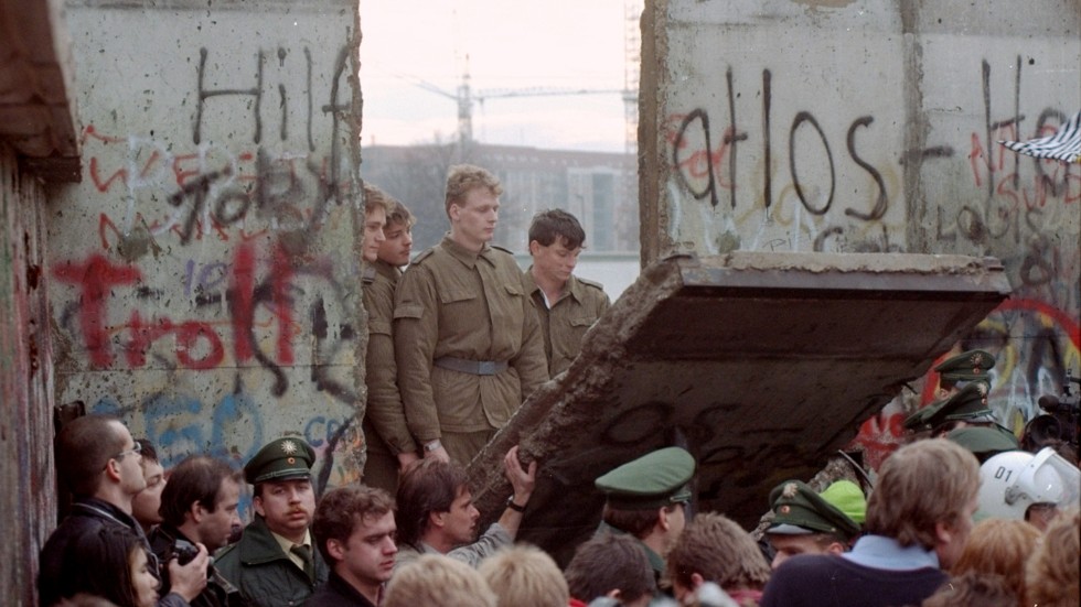 Var finns skildringarna av bakgrunden till att Berlinmuren byggdes, skriver Olle Haeggström. 