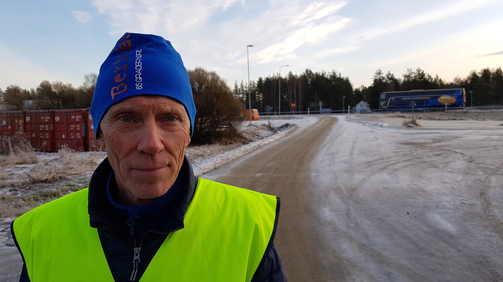 Den enskilda vägen mitt i Kopparnäs tar sin början vid E4. "Varför ska landsbygdsbor betala två gånger, först via skattsedeln och sedan en vägavgift?", säger Rolf Wallin.