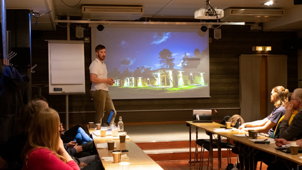 Företagaren Simon Jonsson visar de nya stugorna vid Frevisören och konstaterar att den "mörka udden" är ett paradis för norrskensälskare. 
