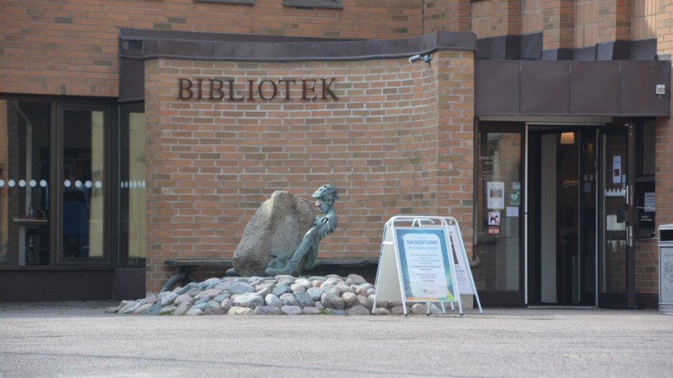 På Vimmerby bibliotek arrangerar Föreningen Norden högläsning under Kura skymning. 
