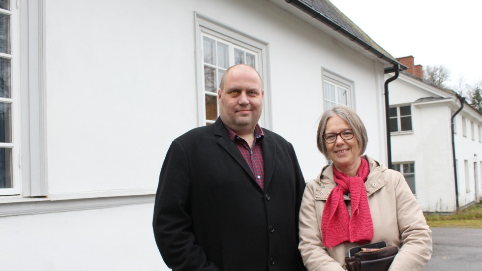Hans Jakob Wastvedt och Margareta Engquist framför församlingshemmet, där julfirandet äger rum.