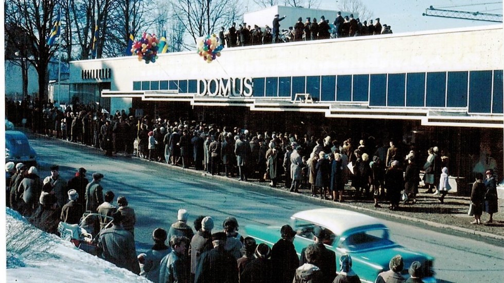 I mars 1962 invigdes Domus, ett av de modernaste varuhusen i landet. Ungdomsmusikkåren spelade från taket under ledning av Sven Jönsson. Invigningsmiddag på restaurangen kostade 3,85 kr.