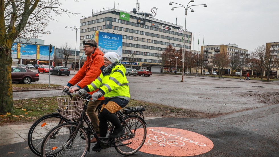 Cykellänken Skäggetorp invigs på torsdag. Vår reporter Åke Alvin har provcyklat den tillsammans med kommunens projektledare Elna Hammarström.