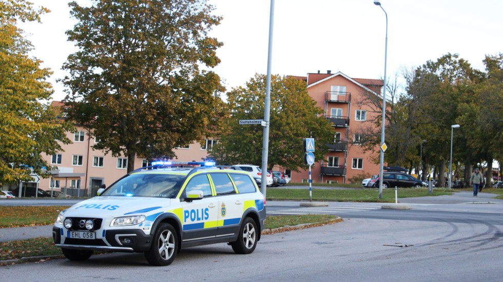 Polisen larmades till platsen för olyckan, korsningen Strömsgatan-Slottsholmsvägen.
