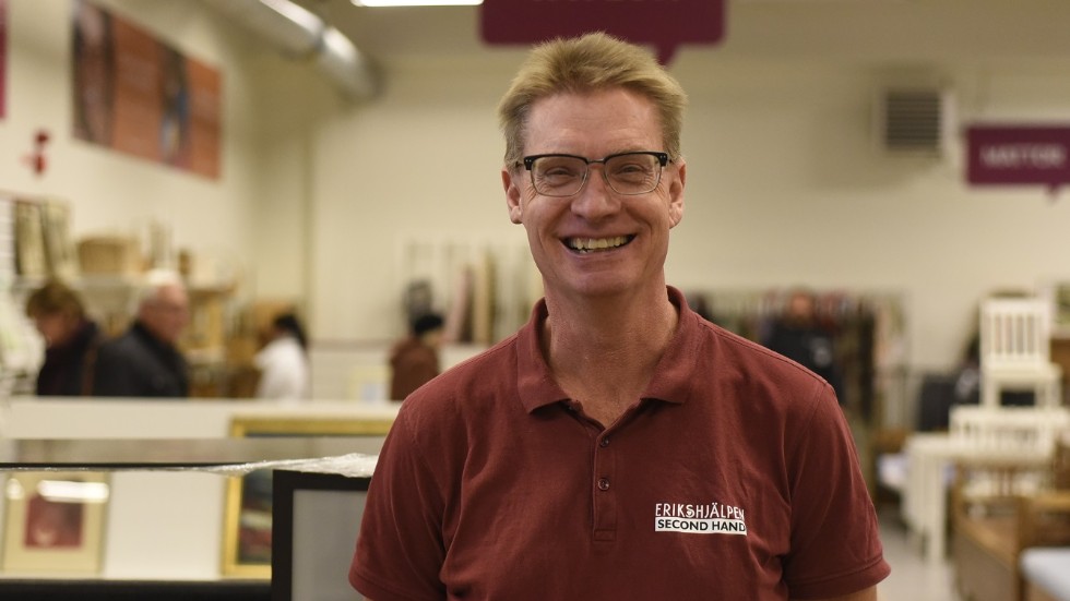 Peter Magnusson, butikschef för Erikshjälpens second hand-butik i Vimmerby, laddar för kvällens tv-gala.