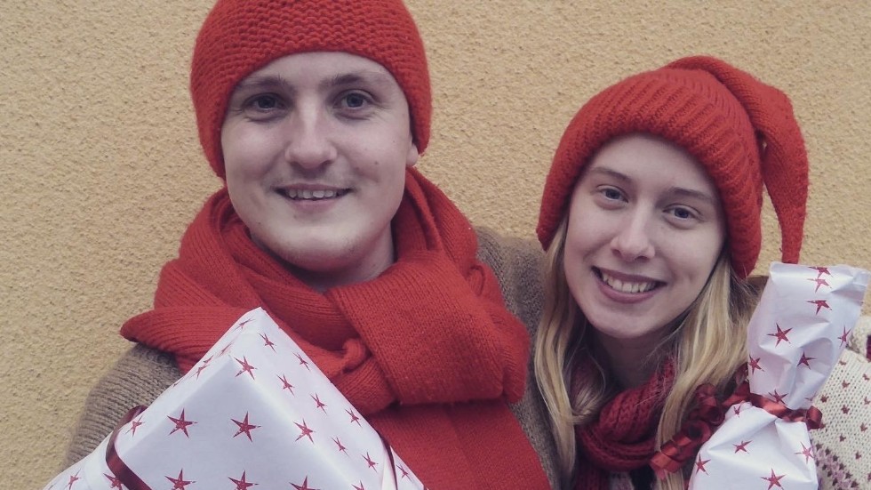 Jonis Andersson och Julia Petterson är två av skådespelarna i julkalendern på Lida gård.