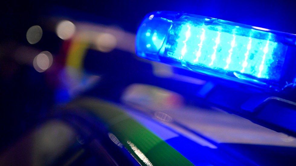 En man fördes med ambulans till Mälarsjukhuset efter att ha blivit huggen med ett vasst föremål i Lagersberg.