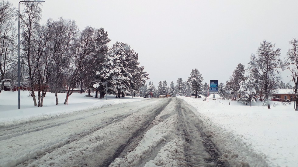 Vägarna blev moddiga och gropiga i Kiruna under måndagen när den första snön kom. 
