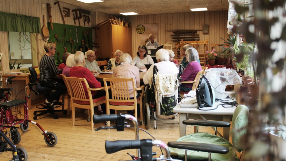 Kring ett runt bord samlas ett härligt gäng 80- och 90-åringar för att sjunga tillsammans på Erneborg i Gamleby. 