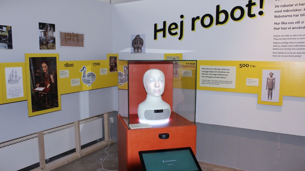 En ny utställning på Arbetets museum sätter fokus på sociala robotar. Beökarna får bland annat träffa roboten Furhat, en samtalspartner och informationsstation. 