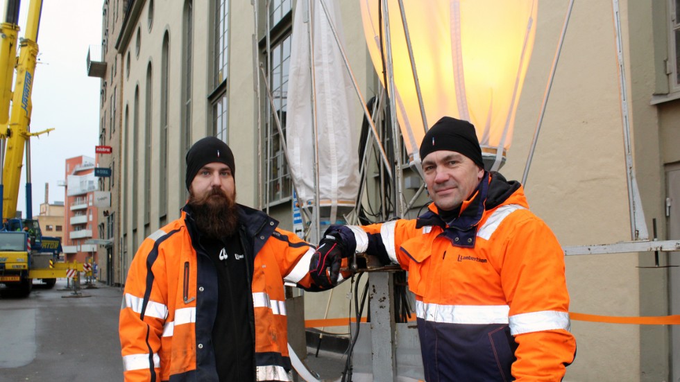 Jonas Ram och Peter Johansson har monterat lågorna på Värmekyrkan de senaste tio åren.