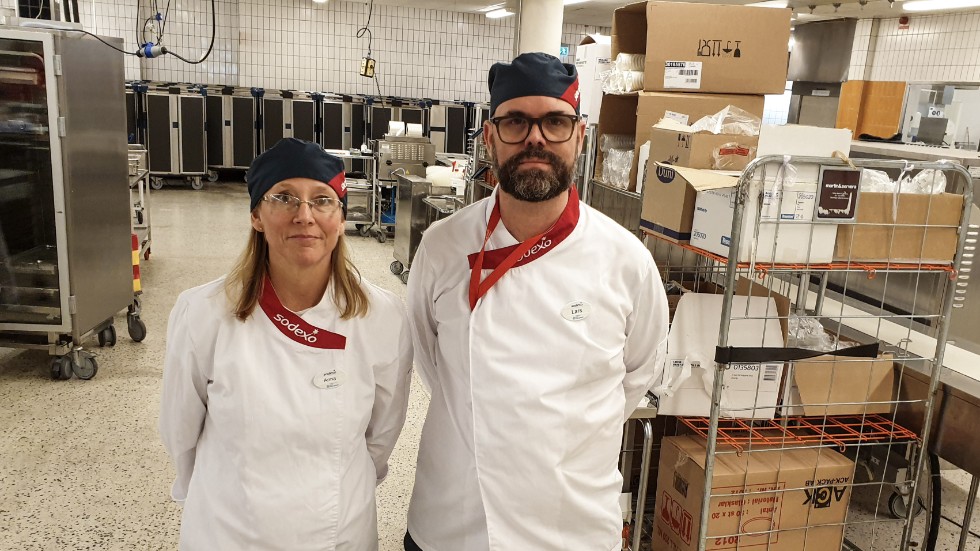 Sodexo övertog produktionen av patientmåltiderna under hösten. Distriktschefen Anna Wingårdh och köksmästaren Lars Attervåg känner inte igen sig i bilden som de anställda målar upp.
