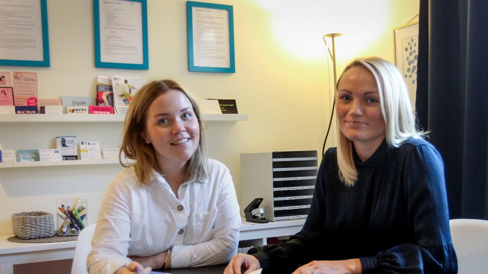 Elin Viksell och Emma Jernberg har arbetat för kvinnojouren i flera år och ser att de ekonomiska åtstramningarna påverkar verksamheten. Samtidigt som våldet mot kvinnorna fortsätter.