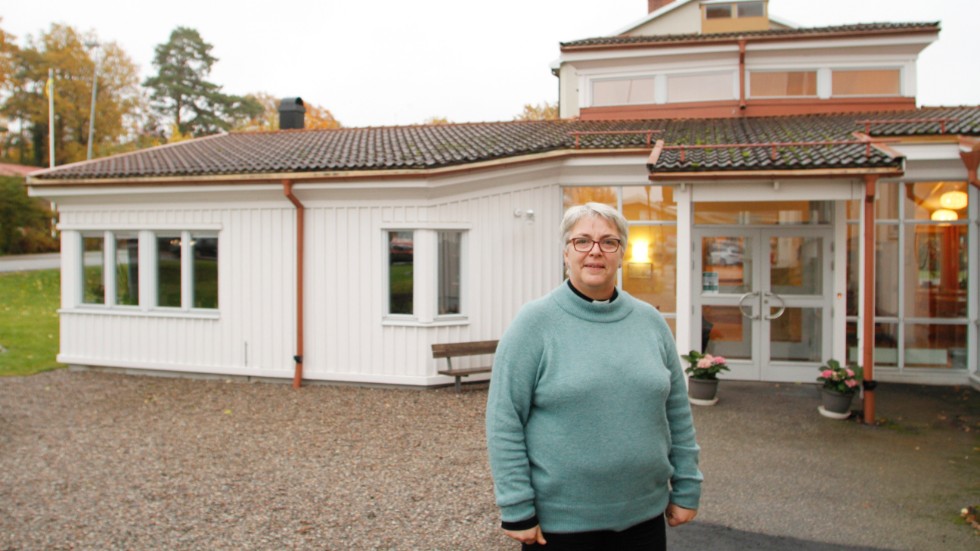 Marina Balado utanför församlingshemmet i Stallarholmen. På söndag installeras den nya kyrkoherden.