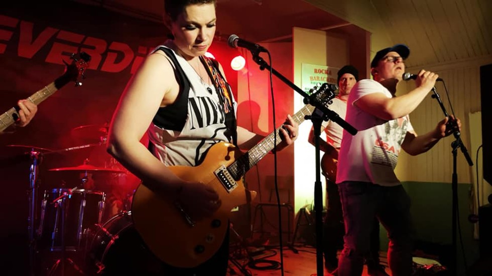 Mia Nilsson, gitarrist och sångerska i bandet No One Knows, är initiativtagare till rockfesten Rocka baracken.