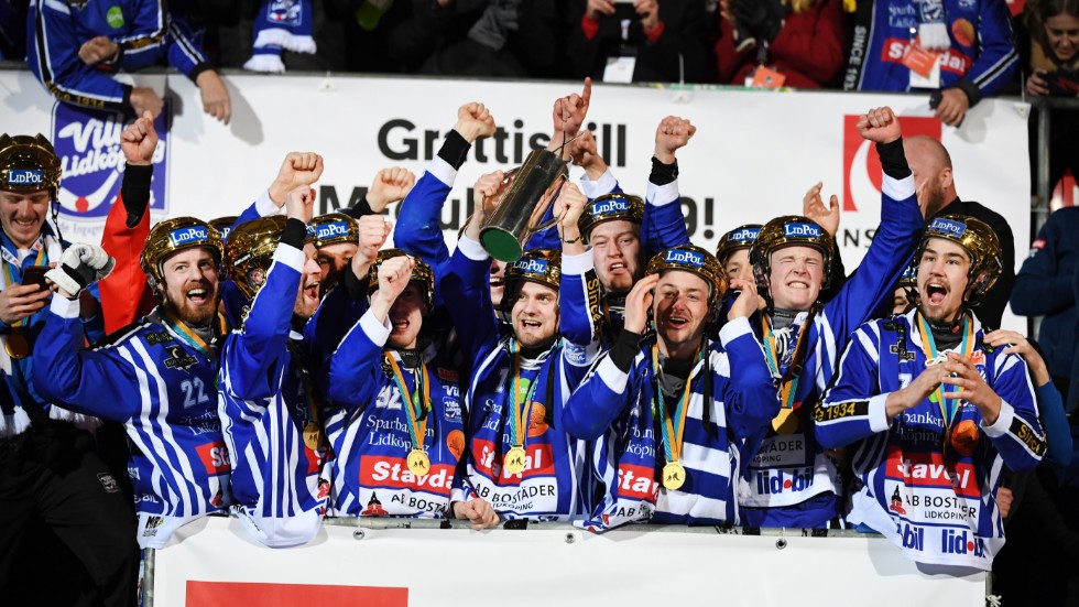Villa Lidköping firar SM-guldet efter segern mot Studenternas i Uppsala. 
