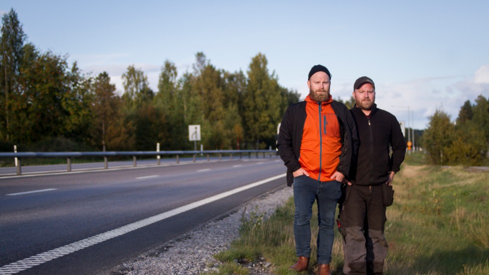 Johan Lundquist och David Lundquist är jaktledare och biträdande jaktledare i Norrfjärden. Vägsträckan Kopparnäs-Harrbäcken saknar fortfarande viltstängsel och resultatet är tre viltolyckor inom loppet av en vecka. "Det är samma visa varje år men ingenting händer", tycker de.