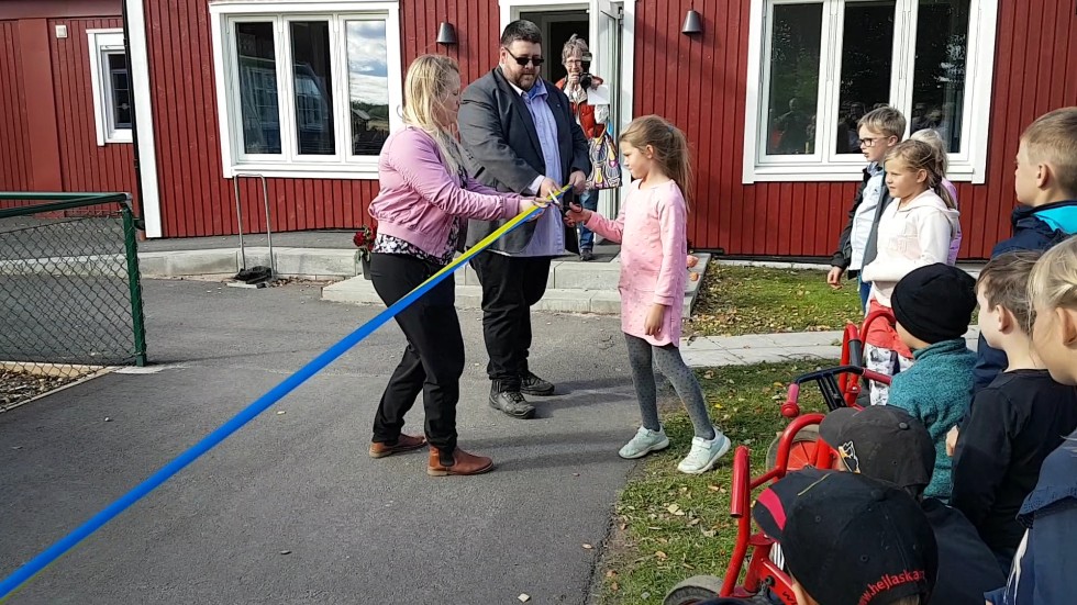 Åttaåriga Ella Lorin fick uppdraget att klippa band när Röks nya skola invigdes. Här med rektor Jessica Bergstrand och nämndordförande Robert Wahlström.