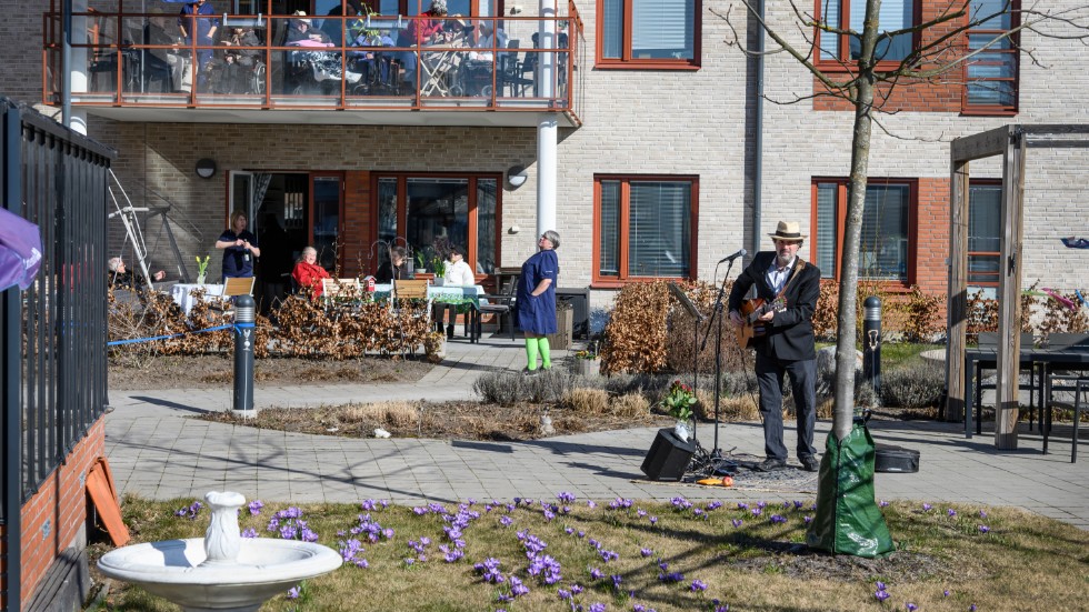 Många sjunger med och en del ställer sig upp och dansar när Mikael Edfelt besöker Attendos äldreboende i Täby.