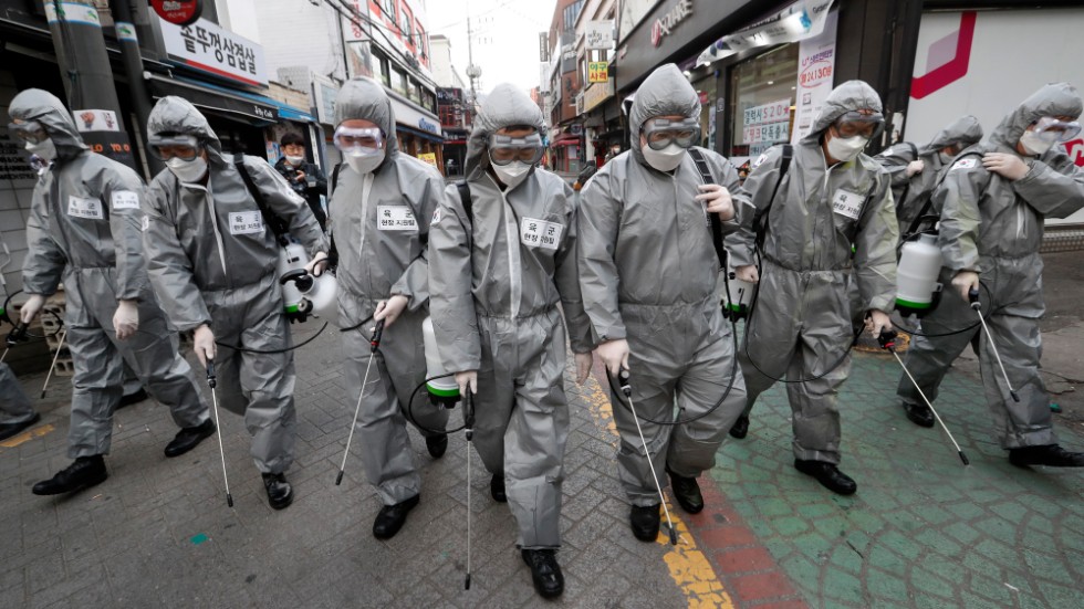 I Sydkoreas huvudstad Seoul desinficeras gator för att stoppa viruset som FN säger hotar hela mänskligheten. Arkivbild.