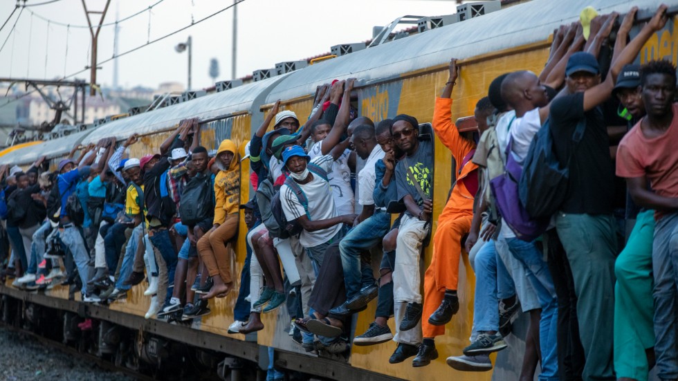 Trots viruslarm är tåget i sydafrikanska Soweto är som vanligt överfullt. I ekonomiskt utsatta områden har människor inte råd att sluta arbeta även om det kan minska smittspridningen, varnar hjälporganisationer.