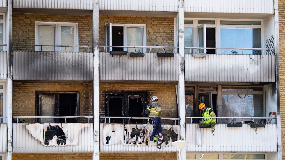 Tre personer har förts till sjukhus efter en lägenhetsbrand i Malmö.